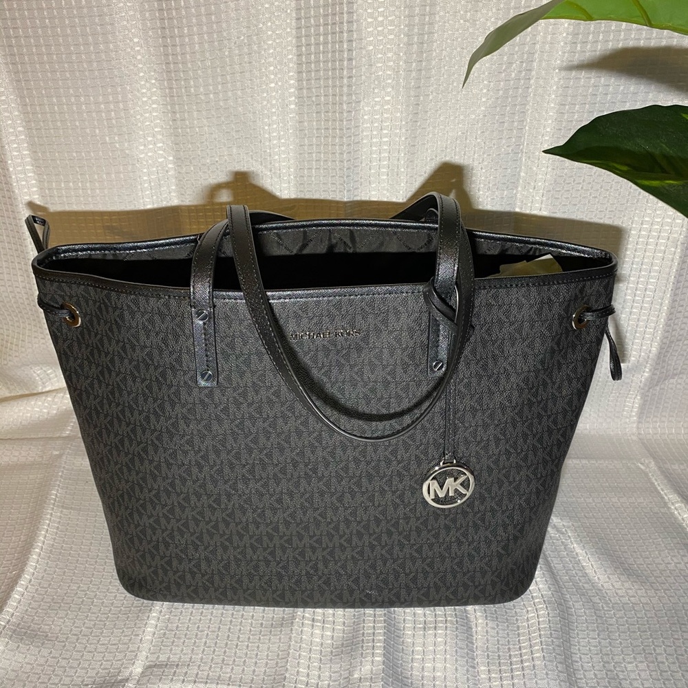 Micheal Kors Jet Set drawstring tote